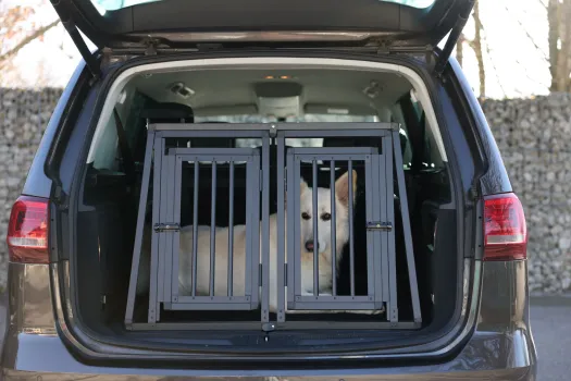 Auto Hundebox - Alu-Transportbox Vacation mit Antirutschmatte, eintürig oder zweitürig, schwarz
