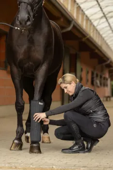 Fleecebandage CovallieroTherm 4 Stück - Bandage Thermo für Pferde, waschbare, schwarze Pferdebandagen Keramikpartikel