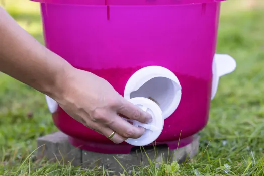 Futtereimer für Geflügel - Futterspender für Hühner 12 Liter, mit 4 Futteröffnungen