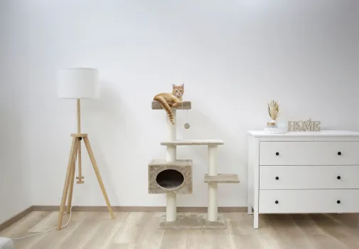 Kratzbaum Emmy - Höhe 111 cm Katzenbaum mit Katzenhöhle, beige, für Katzen und Kitten