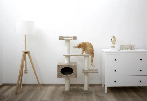 Kratzbaum Emmy - Höhe 111 cm Katzenbaum mit Katzenhöhle, beige, für Katzen und Kitten