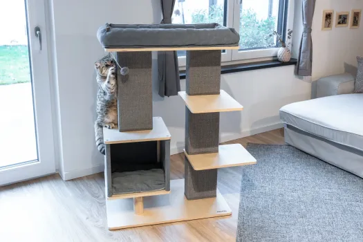 Kratzbaum Noah IV grau - Kerbl Designer Katzenbaum Echtholz, eckige Kratzsäulen, als Eckkratzbaum geeignet