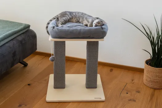 Kratzbaum Noah I grau - Kerbl Katzenbaum, gemütliches, waschbares  Katzenbett, eckige Kratzsäulen, als Eckkratzbaum geeignet