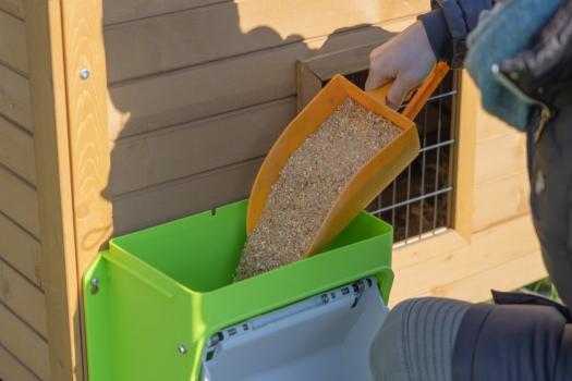 SmartCoop Futterautomat [7,5 kg] für Hühner mit Schutzklappe, erweiterbar, schützt das Futter vor Mäusen und Ratten