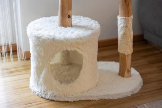 Kratzbaum mit Baumstämmen aus Birnenholz, Katzenbaum Kerbl Lucia, Höhe 90cm, mit flauschigen Liegeflächen