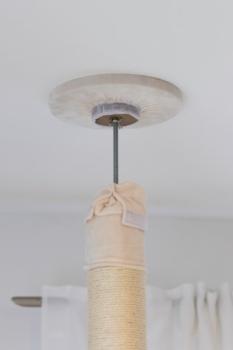 Kratzbaum deckenhoch Kerbl Ferdi weiß - Katzenbaum [240-260cm] mit Deckenspanner