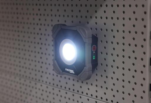 Mobiler LED-Strahler WorkFire 2200 Lumen - Arbeitsstrahler 11 x 11 cm, wetterfest, USB C aufladbar