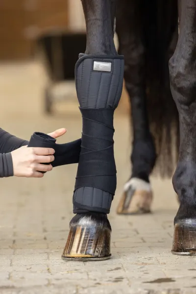 Fleecebandage CovallieroTherm 4 Stück - Bandage Thermo für Pferde, waschbare, schwarze Pferdebandagen Keramikpartikel