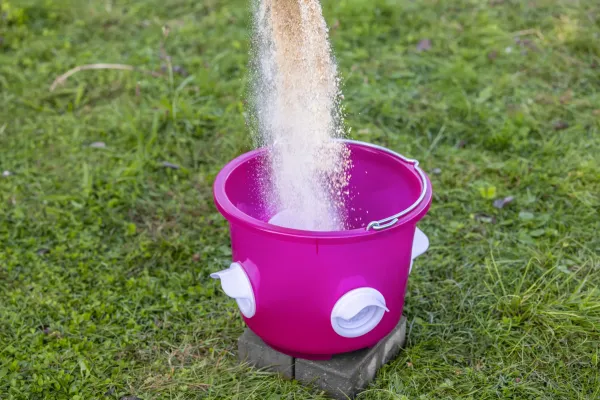 Futtereimer und Tränkeeimer für Geflügel - 4 Öffnungen, jeweils 12 Liter, sauberes füttern