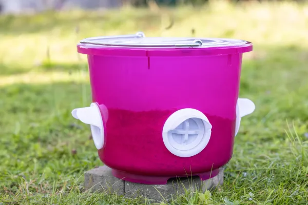 Futtereimer für Geflügel - Futterspender für Hühner 12 Liter, mit 4 Futteröffnungen