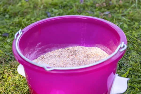 Futtereimer und Tränkeeimer für Geflügel - 4 Öffnungen, jeweils 12 Liter, sauberes füttern