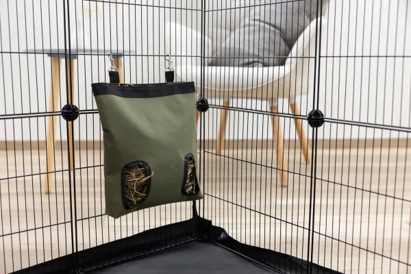 Heuraufe Nager - Heutasche mit Futteröffnungen für Meerschweinchen, Kaninchen und andere Kleintiere, saubere Fütterung, kaum Verlust