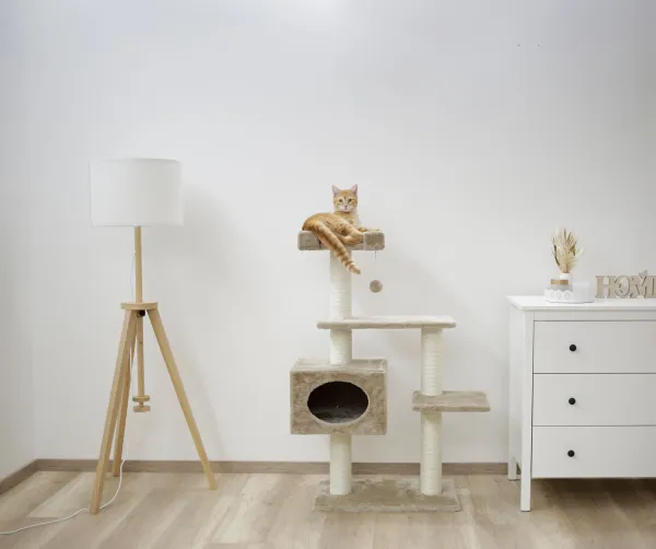 Kratzbaum Emmy - Höhe 111 cm Katzenbaum mit Katzenhöhle, beige, für Katzen und Kitten