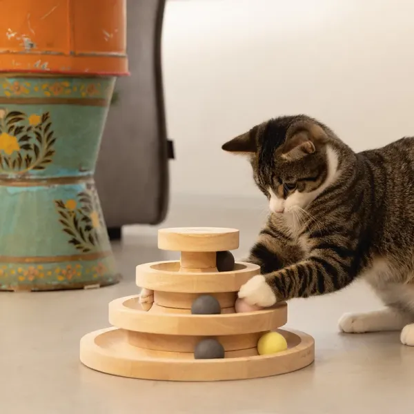 Katzenspielzeug Spielturm Mia - Spielbälle für Katzen Echtholz, ungiftig, weckt Jagdtrieb und Spieltrieb - Aktivspielzeug L 26 x B 26 x H 14,5 cm