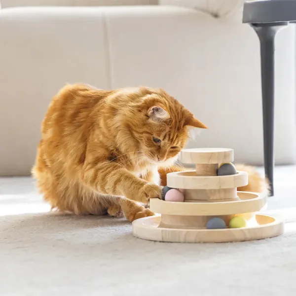 Katzenspielzeug Spielturm Mia - Spielbälle für Katzen Echtholz, ungiftig, weckt Jagdtrieb und Spieltrieb - Aktivspielzeug L 26 x B 26 x H 14,5 cm