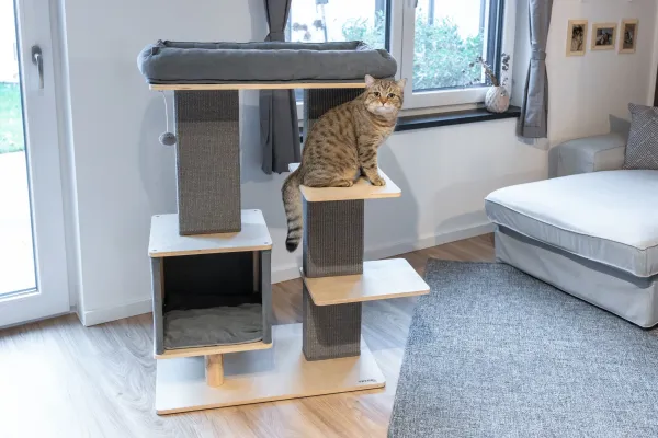 Kratzbaum Noah IV grau - Kerbl Designer Katzenbaum Echtholz, eckige Kratzsäulen, als Eckkratzbaum geeignet