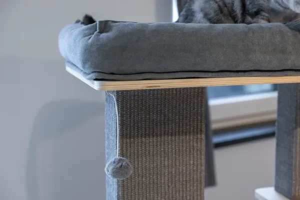 Kratzbaum Noah IV grau - Kerbl Designer Katzenbaum Echtholz, eckige Kratzsäulen, als Eckkratzbaum geeignet