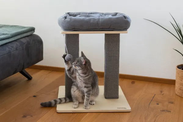 Kratzbaum Noah I grau - Kerbl Katzenbaum, gemütliches, waschbares  Katzenbett, eckige Kratzsäulen, als Eckkratzbaum geeignet