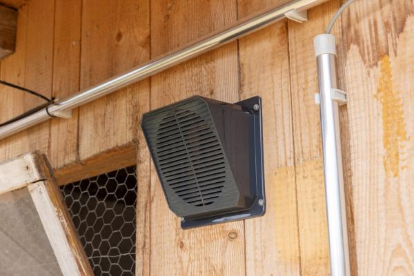 SmartCoop Stallentlüftung für Hühnerställe - Luft bläst nach aussen