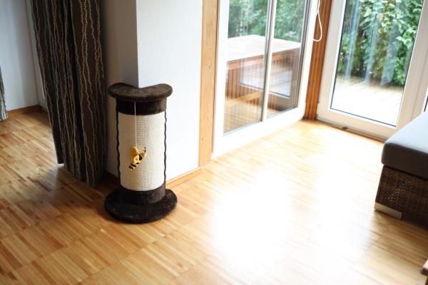 Kratzsäule Ecke - Kerbl Katzen-Kratzbaum Corner [58 cm] für Zimmerecken - mit Spielzeug