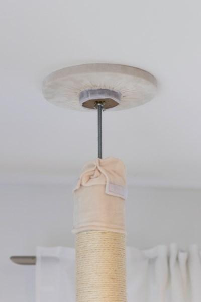 Kratzbaum deckenhoch Kerbl Ferdi weiß - Katzenbaum [240-260cm] mit Deckenspanner