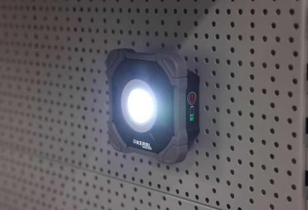 Mobiler LED-Strahler WorkFire 2200 Lumen - Arbeitsstrahler 11 x 11 cm, wetterfest, USB C aufladbar